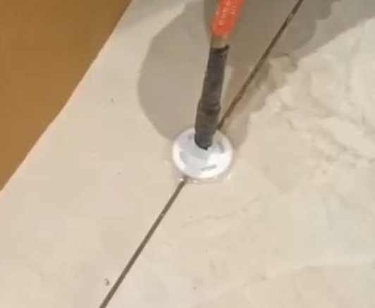 沧源瓷砖空鼓维修公司专业解答瓷砖在铺贴过程中，如果没有涂抹均匀到位的粘结材料（如水泥砂浆或瓷砖胶），可能会导致以下问题