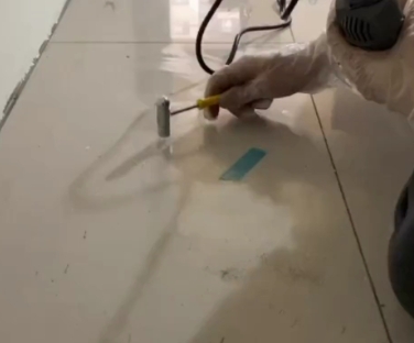 沧源瓷砖开裂维修公司专业分享瓷砖在铺贴前如果没有沥干水分，将会导致以下问题